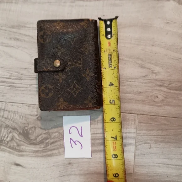 LOUIS VUITTON French Kisslock Wallet | Monogram - Picture 13 of 14